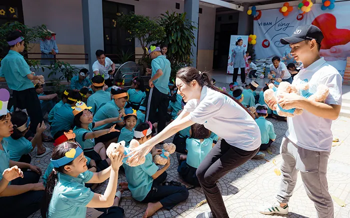 Đội ngũ chuyên nghiệp của KV99 Casino làm việc trong môi trường hiện đại